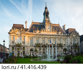 Morning view of Tours Town Hall. Стоковое фото, фотограф Яков Филимонов / Фотобанк Лори