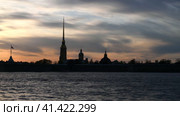 Петропавловская крепость в облачные майские сумерки. Санкт-Петербург, Россия (2023 год). Стоковое видео, видеограф Виктор Карасев / Фотобанк Лори