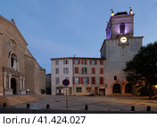Twilight view of Place Mirabeau in Pertuis with church and medieval tower. Стоковое фото, фотограф Яков Филимонов / Фотобанк Лори