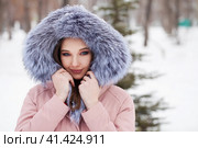 зимний портрет молодой девушки. Стоковое фото, фотограф Андрей Аркуша / Фотобанк Лори