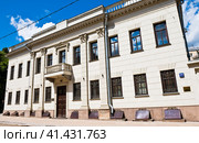 Особняк купца И.Н. Дёмина. Улица Казакова, дом 23, строение 1. Солнечный летний день. Москва. Россия (2023 год). Редакционное фото, фотограф E. O. / Фотобанк Лори