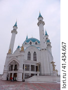 People under the Qol Sharif mosque in Kazan Kremlin. It was built in 1996-2005 in memory of the legendary 16th century mosque (2018 год). Редакционное фото, фотограф Анна Кривицкая / Фотобанк Лори