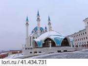 People under the Qol Sharif mosque in Kazan Kremlin. It was built in 1996-2005 in memory of the legendary 16th century mosque (2018 год). Редакционное фото, фотограф Анна Кривицкая / Фотобанк Лори