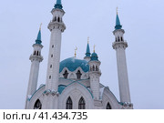 People under the Qol Sharif mosque in Kazan Kremlin. It was built in 1996-2005 in memory of the legendary 16th century mosque (2018 год). Редакционное фото, фотограф Анна Кривицкая / Фотобанк Лори