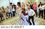 Nizhny Novgorod, Russia, Kazan Highway 29. 08.10 2023. Many dozens of people are having fun and dancing at the event with invited African artists. Wedding fun. Нижний Новгород, Россия, Казанское шоссе, 29. 08.10 2023. Многие десятки людей веселятся и танцуют на мероприятии с приглашенными африканскими артистами. Свадебное веселье. Редакционное видео, видеограф Egor Sarantstv / Фотобанк Лори