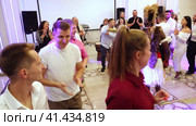 Nizhny Novgorod, Russia, Kazan Highway 29. 08.10 2023. Many dozens of people are having fun and dancing at the event with invited African artists. Wedding fun.  Нижний Новгород, Россия, Казанское шоссе, 29. 08.10 2023. Многие десятки людей веселятся и танцуют на мероприятии с приглашенными африканскими артистами. Свадебное веселье. Редакционное видео, видеограф Egor Sarantstv / Фотобанк Лори