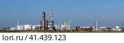 Distillation columns, pipes and other equipment furnaces refinery. Стоковое фото, фотограф Леонид Еремейчук / Фотобанк Лори
