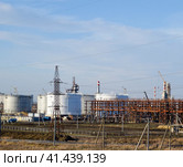Refinery. Reservoirs for storage of refinery products. Rectification columns. Стоковое фото, фотограф Леонид Еремейчук / Фотобанк Лори