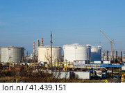 Refinery. Reservoirs for storage of refinery products. Rectification columns. Стоковое фото, фотограф Леонид Еремейчук / Фотобанк Лори