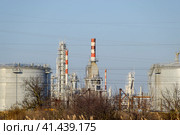 Distillation columns, pipes and other equipment furnaces refinery. Стоковое фото, фотограф Леонид Еремейчук / Фотобанк Лори