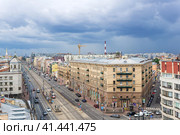 Top view of Ligovsky Prospekt in the historical center of St. Petersburg before the rain (2023 год). Редакционное фото, фотограф Евгений Харитонов / Фотобанк Лори