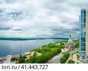 SAMARA, RUSSIA - MAY 21: Day view of the apartment complex Ladya, May 21 2016, Samara. The complex is located in the heart of the city of Samara on the Volga river. Стоковое фото, фотограф Андрей Аркуша / Фотобанк Лори
