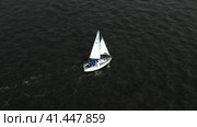 Yacht trips on the North Sea. A sailing yacht struggles with the tidal current. Стоковое видео, видеограф Артем Лукин / Фотобанк Лори
