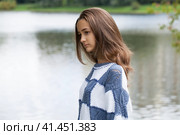 B,runette girl in the background of a summer park. Стоковое фото, фотограф Андрей Аркуша / Фотобанк Лори