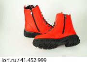 Модные женские туфли красного цвета., утепленные на белом фоне. Fashionable womens shoes are red, insulated on a white background. Стоковое фото, фотограф Egor Sarantstv / Фотобанк Лори