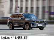 Gray car Geely Monjaro or Geely Xingyue L moving on the street. SUV vehicle driving along highway in city with blurred background. Редакционное фото, фотограф Константин Григорьев / Фотобанк Лори