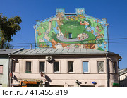 Рекламное граффити "Ahmad Tea" с темой Безумного чаепития, город Москва (2014 год). Редакционное фото, фотограф Солодовникова Елена / Фотобанк Лори