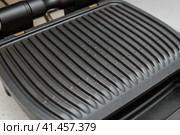 Working surface of the modern electric grill provided with non-stick coating. Usefull equipment for the kitchen for preparation meat, fish, vegetables and other food. Рабочая поверхность современного электрогриля снабжена антипригарным покрытием. Полезное оборудование для кухни для приготовления мяса, рыбы, овощей и других продуктов питания. Стоковое фото, фотограф Дмитрий Березнев / Фотобанк Лори