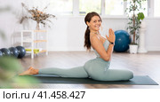 Experienced girl fitness club teacher performs pigeon asana, eka pada rajakapotasana. Стоковое фото, фотограф Яков Филимонов / Фотобанк Лори