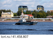 Десантный катер Д-1441 "Алексей Баринов" (бортовой № 791) проекта 11770 с ботиком Петра I. Военно-морской парад ко Дню ВМФ. Санкт-Петербург (2023 год). Редакционное фото, фотограф Сергей Афанасьев / Фотобанк Лори