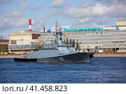 Малый ракетный корабль "Углич" проекта 21631 «Буян-М» Каспийской флотилии с ракетами "Калибр" на Неве. Военно-морской парад ко Дню ВМФ. Санкт-Петербург (2023 год). Редакционное фото, фотограф Сергей Афанасьев / Фотобанк Лори
