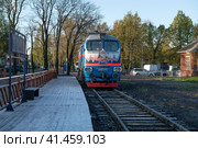 Тепловоз ДМ62-1741- праздничный локомотив поезда Деда Мороза у деревянной платформы станции Сортавала октябрьским утром (2023 год). Редакционное фото, фотограф Виктор Карасев / Фотобанк Лори