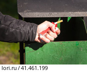 Man's hand breaks a pack of cigarettes. Стоковое фото, фотограф Радомир Тарасов / Фотобанк Лори
