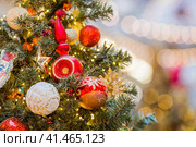 Beautiful festive decorations on the Christmas tree. Close-up. Beautiful Christmas background. The concept of decorations and decor for the new year. New Year's card 2024. (2023 год). Стоковое фото, фотограф Photojuli / Фотобанк Лори