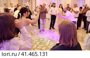 Nizhny Novgorod, Russia, Kazanskoe shosse 29. 08.31.2023. People dancing and having fun at a wedding banquet in a beautiful restaurant.  Нижний Новгород, Россия, Казанское шоссе, 29. 31.08.2023. Люди танцуют и веселятся на свадебном банкете в красивом ресторане. Редакционное видео, видеограф Egor Sarantstv / Фотобанк Лори