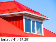 House with plastic windows and a red roof of corrugated sheet. Стоковое фото, фотограф Леонид Еремейчук / Фотобанк Лори
