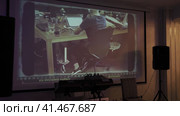 Nizhny Novgorod, Russia, Kazanskoye shosse 29, 08.31.2023. Share video from the projector on the screen. Sly show on a portable screen with a projector.  Нижний Новгород, Россия, Казанское шоссе, 29, 31.08.2023. Делитесь видео с проектора на экране. Хитрое шоу на переносном экране с проектором. Редакционное видео, видеограф Egor Sarantstv / Фотобанк Лори