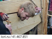 MOSCOW, RUSSIA - JUNE 22, 2013 : Festival of reconstruction Times and epochs. The staging of torture on the pillory. Редакционное фото, фотограф Irina Kuchugurina/Gaudy / Фотобанк Лори