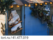 Beautiful holiday decorations. Rusty figure skating skates. Beautiful Christmas background. The concept of decorations and decor for the new year. New Year's card 2024. (2023 год). Стоковое фото, фотограф Photojuli / Фотобанк Лори