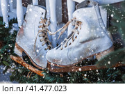 Beautiful holiday decorations. Rusty figure skating skates. Beautiful Christmas background. The concept of decorations and decor for the new year. New Year's card 2024. (2023 год). Стоковое фото, фотограф Photojuli / Фотобанк Лори