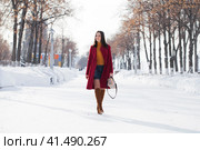 Young beautiful brunette woman in red coat posing on winter park. Стоковое фото, фотограф Андрей Аркуша / Фотобанк Лори