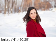 Young beautiful brunette woman in red coat posing on winter park. Стоковое фото, фотограф Андрей Аркуша / Фотобанк Лори