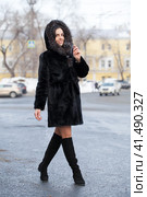 Young beautiful brunette woman in fur coat posing on winter park. Стоковое фото, фотограф Андрей Аркуша / Фотобанк Лори