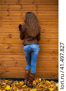 Autumn fashion image of young woman walking in the park. Стоковое фото, фотограф Андрей Аркуша / Фотобанк Лори