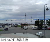 Городская набережная на улице Батарейная. Парковка для автомобилей на берегу моря. Летний город в пасмурную погоду. Владивосток, Россия, 15 августа 2023. Редакционное фото, фотограф Ирина / Фотобанк Лори