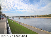 Набережная Степана Разина и Нововолжский мост через Волгу. Город Тверь, Россия (2023 год). Редакционное фото, фотограф Елена Коромыслова / Фотобанк Лори