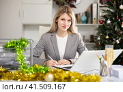 Businesswoman working at Christmas. Стоковое фото, фотограф Яков Филимонов / Фотобанк Лори