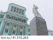 Норильск, Красноярский край, Россия. Памятник Владимиру Ленину на Октябрьской площади. Красивое величественное здание в архитектурном стиле советского неоклассицизма. Редакционное фото, фотограф Андрей Степанов / Фотобанк Лори