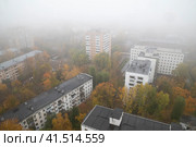 Москва, СВАО. Вид сверху на панельные жилые дома советской застройки в микрорайоне старое Марфино. Идет дождь, город накрыл туман (2023 год). Стоковое фото, фотограф Наталья Николаева / Фотобанк Лори