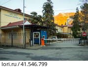 Здание городской больницы №3, район Хоста, Сочи (2023 год). Редакционное фото, фотограф Вячеслав Палес / Фотобанк Лори