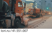 Москва, Россия. Февраль 2022. Большие снегоочистители расчищают проезжую часть от снежных заносов, чтобы облегчить проезд автомобилей и автобусов по городу во время снегопадов. Редакционное видео, видеограф Яна Попова / Фотобанк Лори