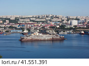 Вид на основные доминанты Мурманска. "AZIMUT" Отель, здание железнодорожного вокзала, морского вокзала и атомного ледокола "Ленин" с противоположного берега Кольского залива, с вершины Абрам-мыса (2023 год). Редакционное фото, фотограф Сергей Афанасьев / Фотобанк Лори