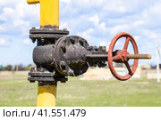 Manual shut-off valve on oil well. Oil well wellhead equipment. Стоковое фото, фотограф Леонид Еремейчук / Фотобанк Лори