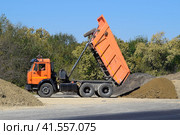 The dump truck unloads rubble. The truck dumped the cargo. Sand and gravel. Construction of roads. Стоковое фото, фотограф Леонид Еремейчук / Фотобанк Лори