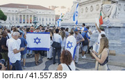 Lisbon, Portugal October 10, 2023 People with the Israel and Portugal flags standing at the memorial to the fallen Israelis in October 2023. Редакционное видео, видеограф Константин Шишкин / Фотобанк Лори