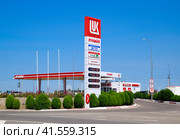 Gas station of the oil company Lukoil on the highway. (2017 год). Редакционное фото, фотограф Леонид Еремейчук / Фотобанк Лори